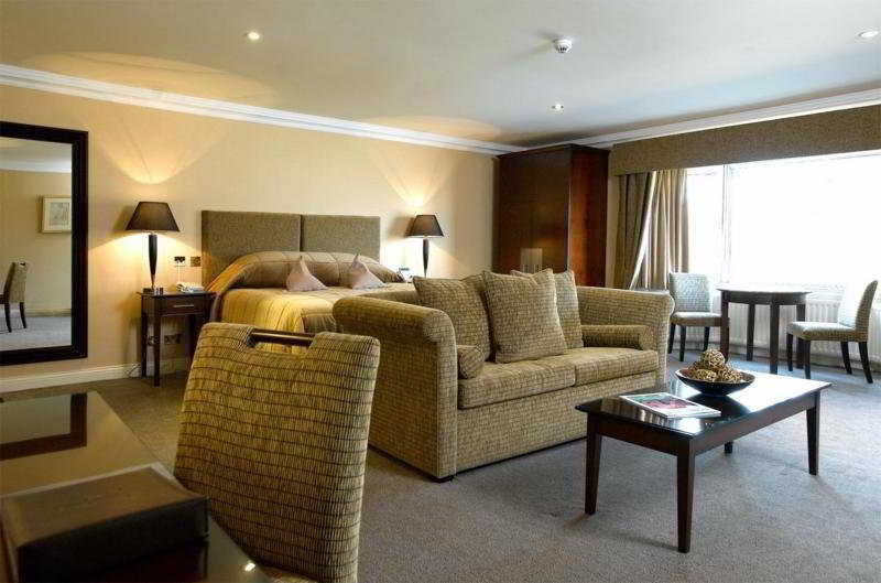 Mar Hall Golf & Spa Resort Bishopton  Oda fotoğraf A suite at the hotel
